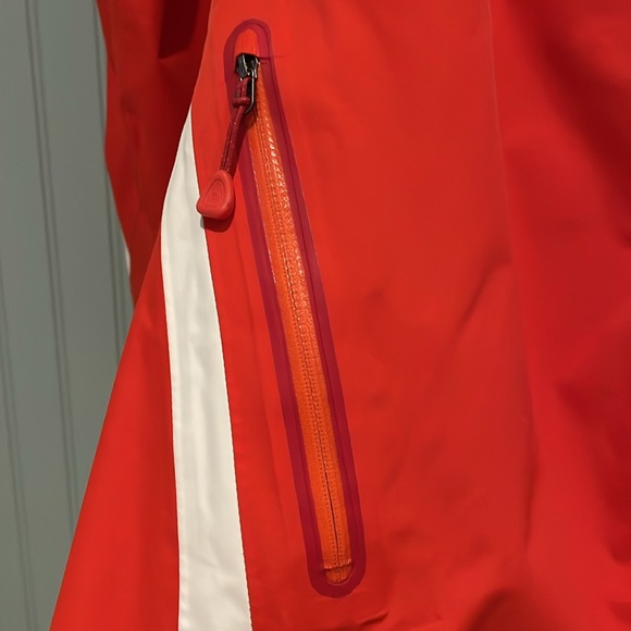 Gorgeous mountain hardwear two layer coat - Picture 7 of 17